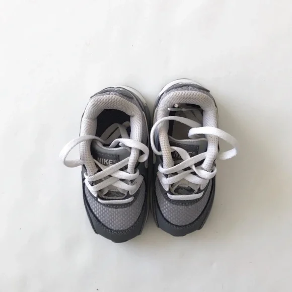 Nike gray air max sneakers  EUC size 6 - Picture 3 of 8
